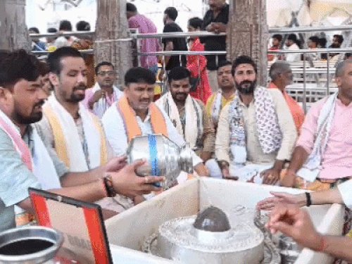 कैप्टन स्मित मच्छार के लिए काशी में प्रार्थना:विश्वनाथ मंदिर में 21 शास्त्रियों ने किया रूद्राभिषेक, 174 यात्रियों की बचाई थी जान