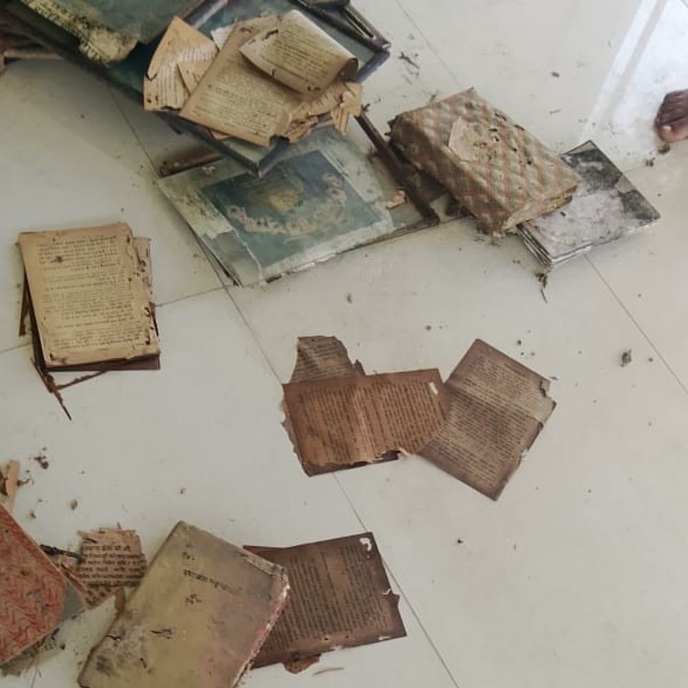 निर्मल आश्रम में धार्मिक ग्रंथों के पन्ने जलाने का आरोप:2 पर FIR, श्री गुरु ग्रंथ साहिब समेत अन्य ग्रंथों के पन्ने जलाकर नदी में फेंका