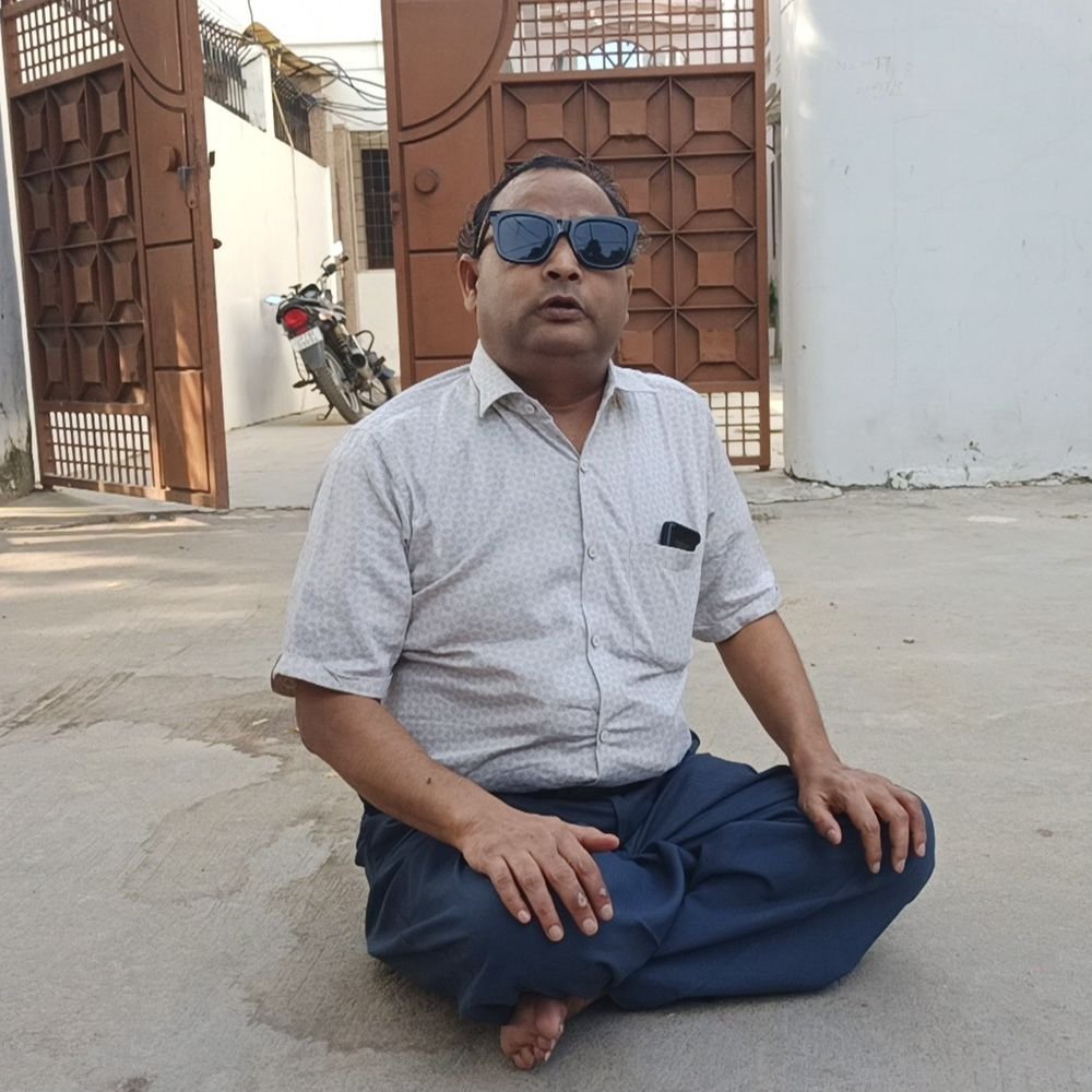 विधानसभा अध्यक्ष के आवास के बाहर बुजुर्ग का धरना:कानपुर में नगर निगम की अनदेखी से नाराज, बोले- मेरे साथ अपमानित व्यवहार हुआ है