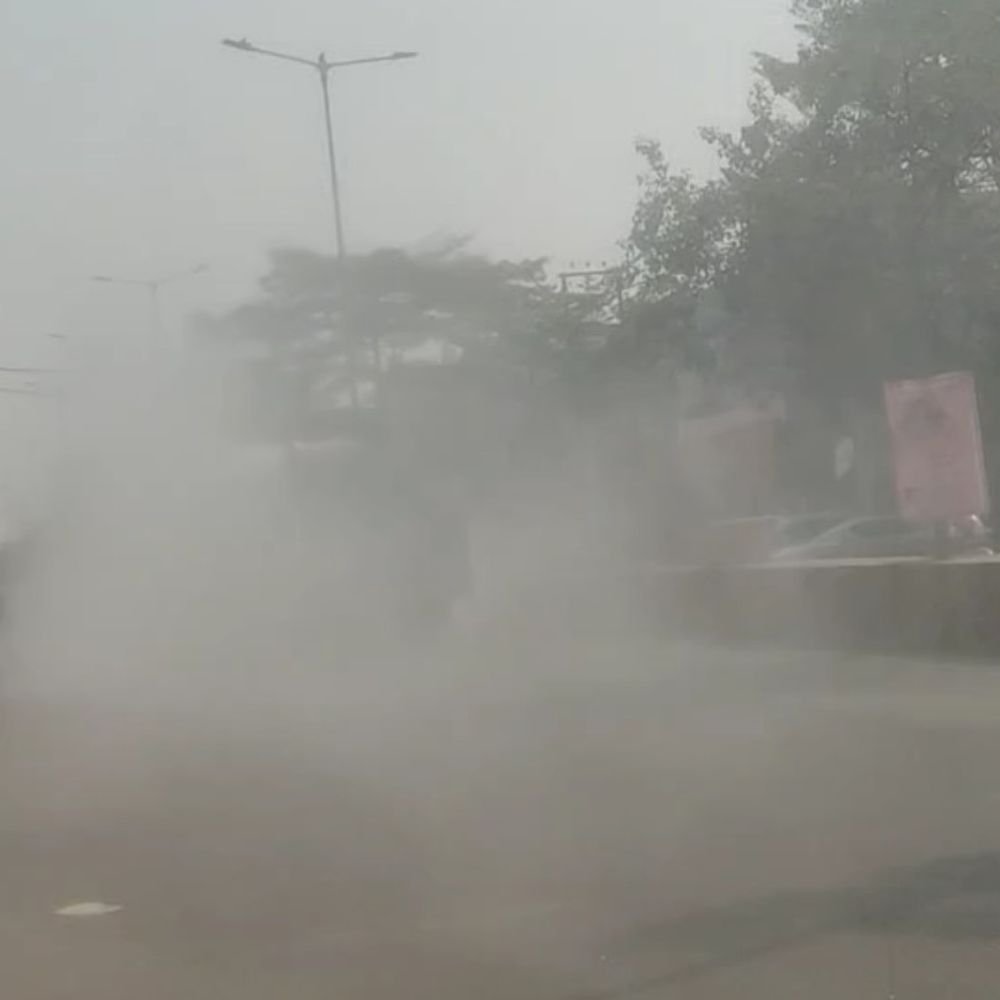 हापुड़ में 48 घंटे में AQI 147 अंक गिरा:फिर भी प्रदूषण खतरनाक स्तर पर, नगर पालिका ने एंटी स्मॉग गन से छिड़काव किया