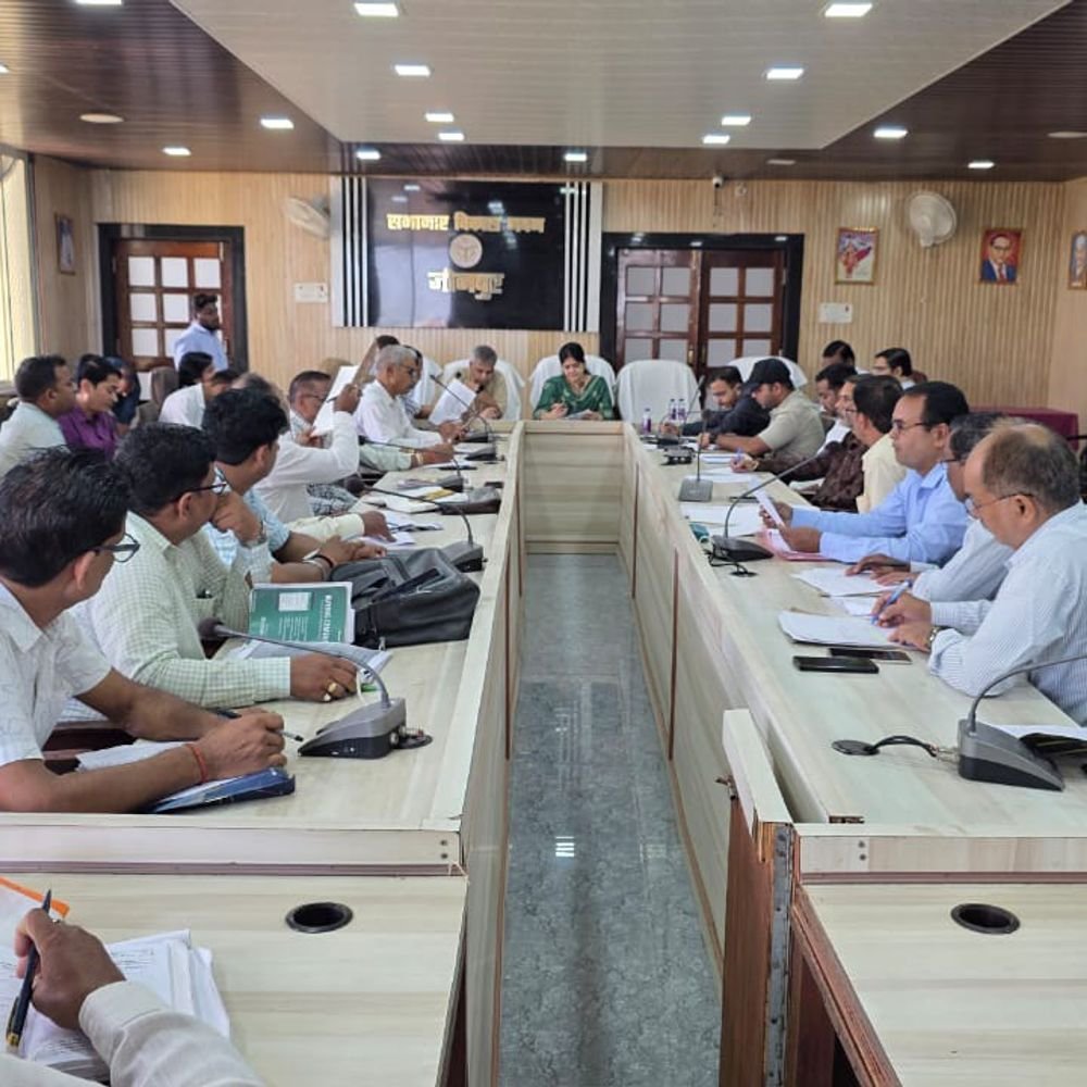 सहकारी बैंक ऋण वितरण और वसूली में तेजी लाएं:जौनपुर में संयुक्त आयुक्त सोमी सिंह ने समीक्षा बैठक में दिए निर्देश