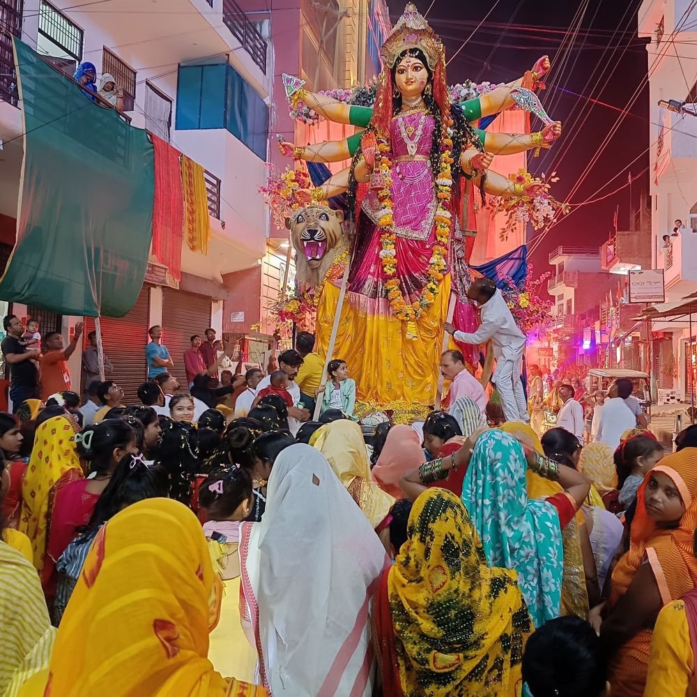 हमीरपुर में जयकारों के बीच देवी प्रतिमाओं का विसर्जन:67 पंडालों से निकलीं प्रतिमाएं, कृत्रिम कुंड में विसर्जित