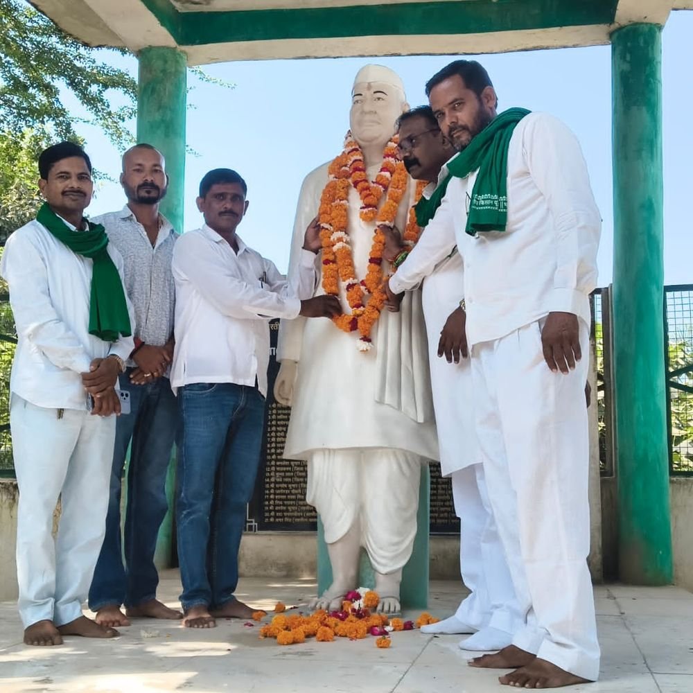 बाराबंकी में हरित श्रद्धांजलि अभियान:टिकैत जयंती पर किसान जागृति दिवस मनाया, जिलेभर में पौधरोपण किया गया