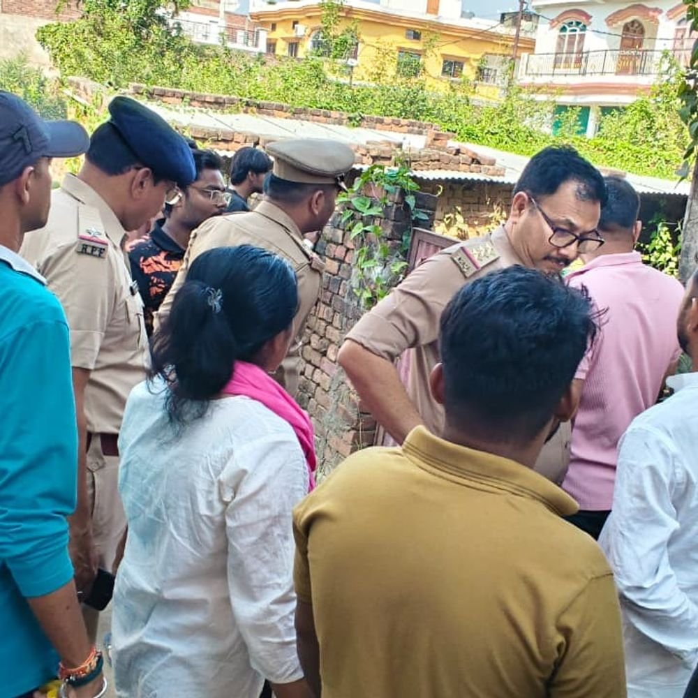गाजीपुर में रेलवे-ट्रैक पर मिला था पूर्व शिक्षक का शव:सिर के पीछे चोट के निशान, बेटी ने भाई पर दर्ज कराया मुकदमा