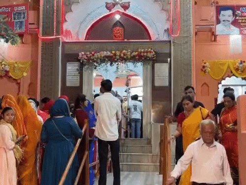 प्रयागराज के कल्याणी देवी मंदिर में उमड़ी श्रद्धालुओं की भीड़:भोर से लगी लंबी कतारें, 11 ब्राह्मणों ने शतचंडी महायज्ञ शुरू किया