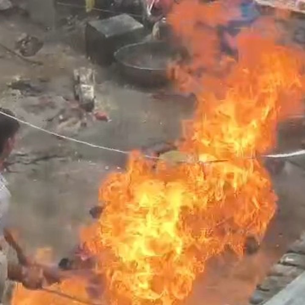 गैस सिलेंडर से घर में आग लगी, युवक झुलसा:फर्रुखाबाद में नाश्ता बनाते समय हुआ हादसा, 30 हजार रुपए का नुकसान हुआ