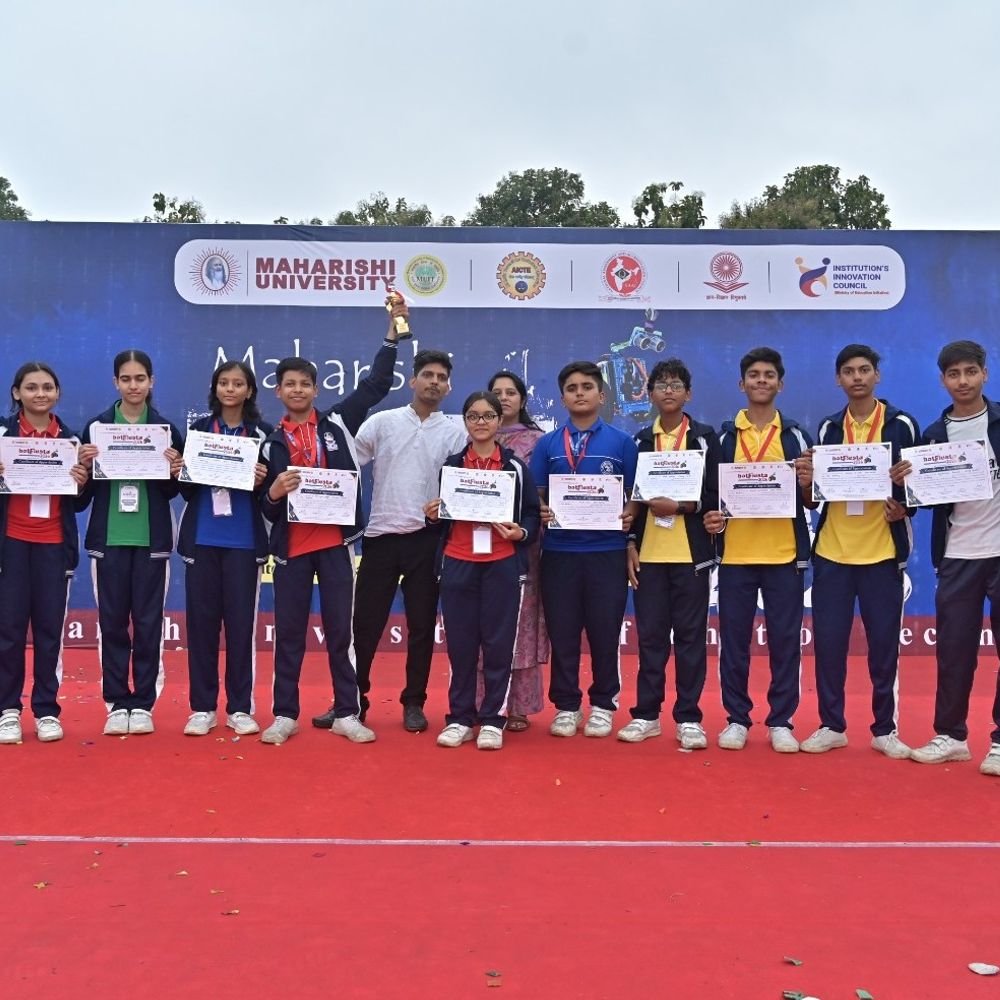 महर्षि बॉटफिएस्टा-2026 में 600 से ज्यादा विद्यार्थियों ने हिस्सा लिया:लखनऊ में तकनीक और नवाचार का रोमांच रहा; छात्रों ने एआई प्रोजेक्ट पेश किए