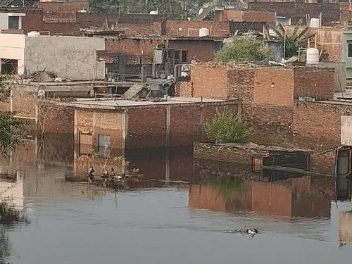 सीतापुर में सरायन नदी का जलस्तर चौथे दिन भी घटा:पानी उतरते ही परिवार घर लौटे, शिविरों में दवाइयां बांटीं; SDM बोले- पानी उबालकर पिएं