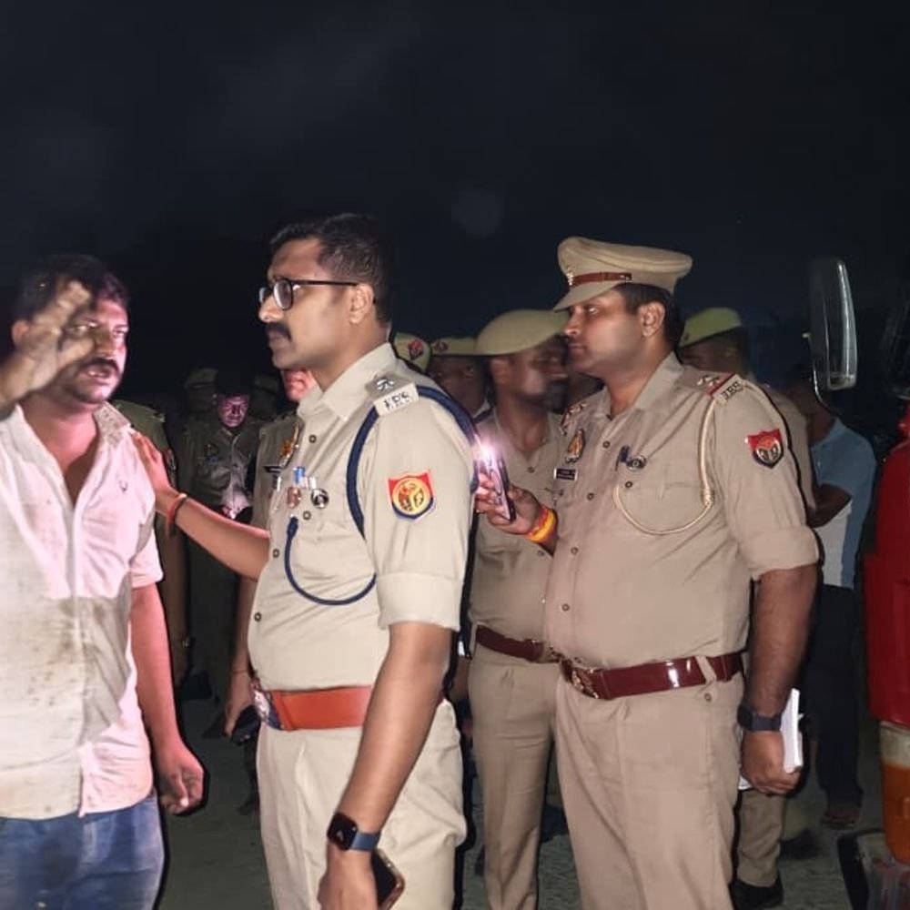 झोपड़ी में जिंदा जले पिता-बेटी और भाई:देवरिया में पत्नी गंभीर हालत में भर्ती, आधी रात हुआ हादसा सोते समय लगी आग