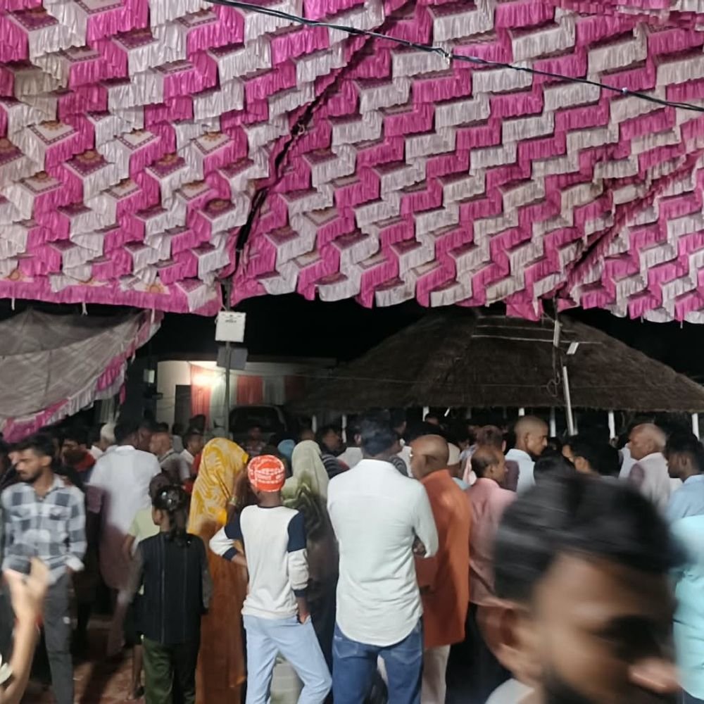 प्रतापगढ़ में दुर्गा पूजा का प्रसाद बनाते समय सिलेंडर ब्लास्ट:एक महिला की मौत, तीन लोग घायल; पुलिस मौके पर पहुंची