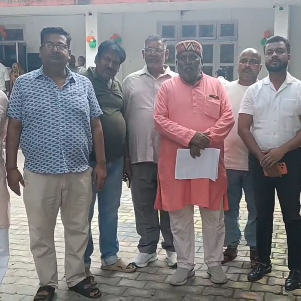यूपीआई लेनदेन पर शुल्क से व्यापारियों में चिंता:सीतापुर में व्यापार मंडल ने PM के नाम डीएम को सौंपा ज्ञापन, सीमा बढ़ाने की मांग