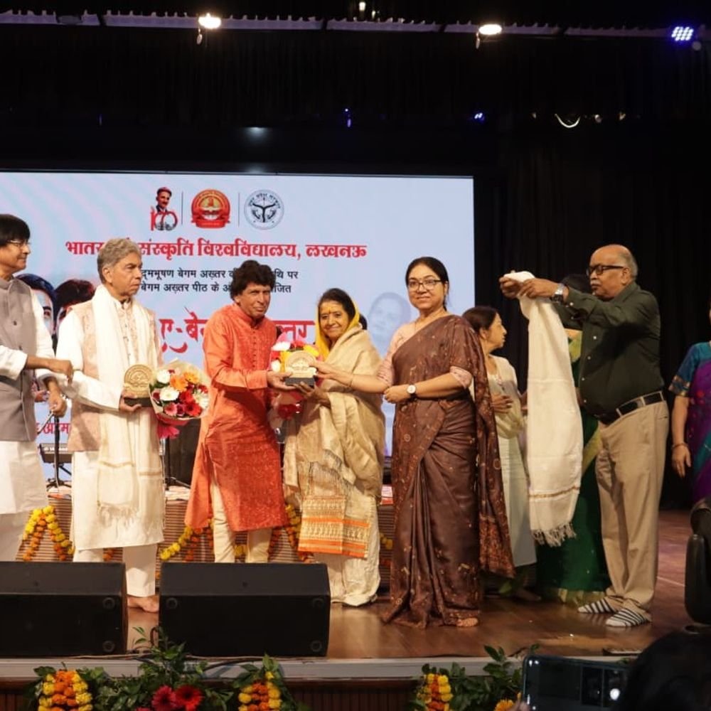 उस्ताद अहमद और मोहम्मद हुसैन ने गजलें पेश कीं:लखनऊ में ‘याद-ए-बेगम अख्तर’ कार्यक्रम; विद्यार्थियों को रियाज और धैर्य का महत्व बताया