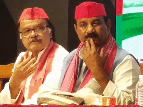 मुलायम सिंह की पुण्यतिथि पर कविताओं से श्रद्धांजलि:इटावा के केदारेश्वर के लिए फिरोज ने 1 लाख की राशि दी, प्रदेश अध्यक्ष ने सम्मानित किया