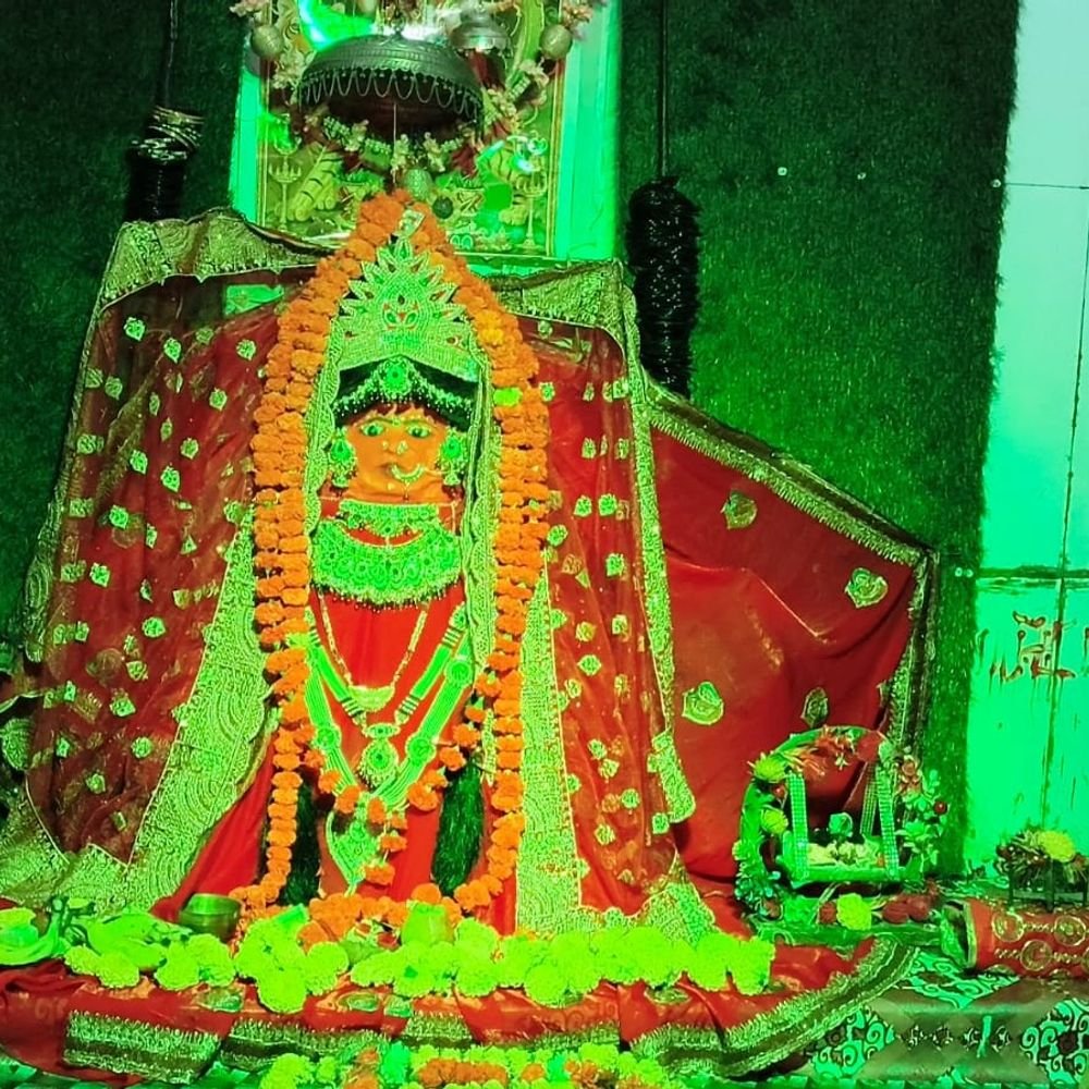 मां मंगलाकाली और महामाई मैया मंदिर में उमड़ी भीड़:औरैया में दर्शन कर भक्तों ने मांगी सुख-समृद्धि, कलश स्थापना के साथ पूजा शुरु