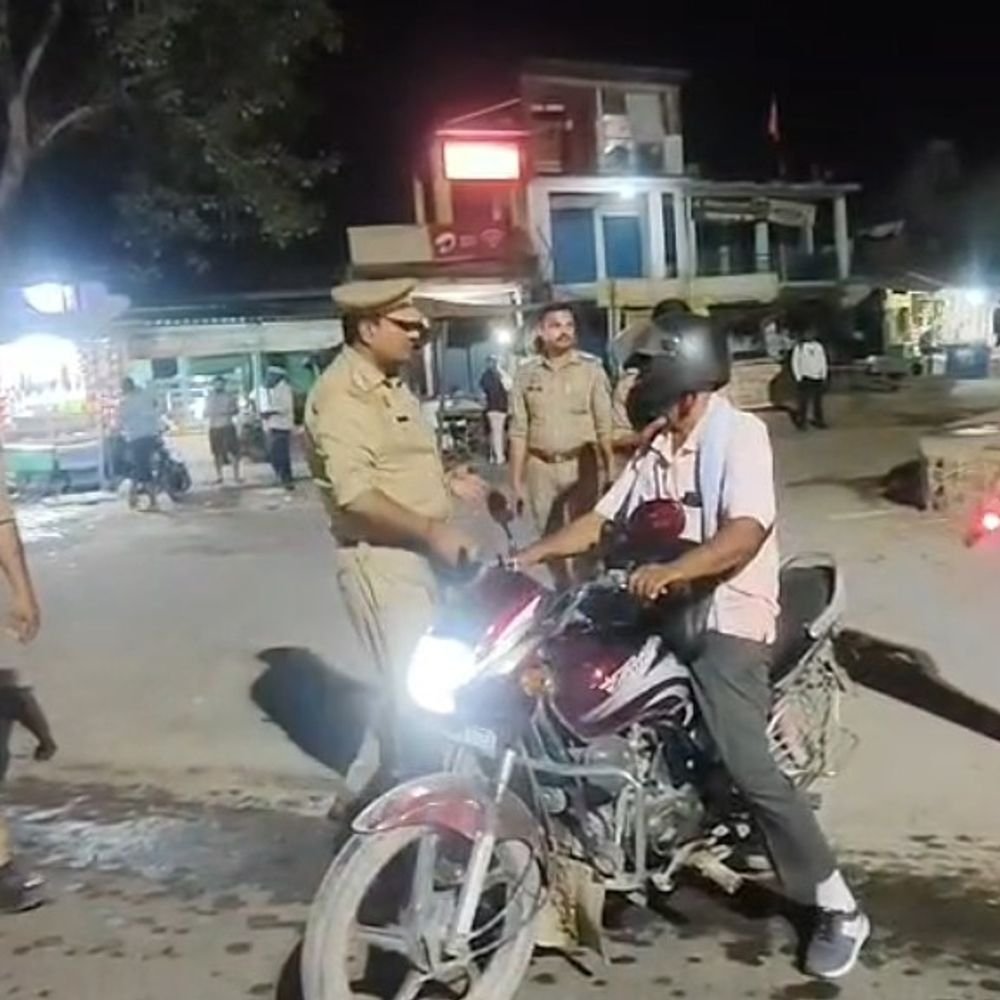 फॉल्टी नंबर प्लेट, बिना हेलमेट वालों के चालान किए:कानपुर में पुलिस का चेकिंग अभियान चलाया, 3 सवारी वालों पर भी कार्रवाई की