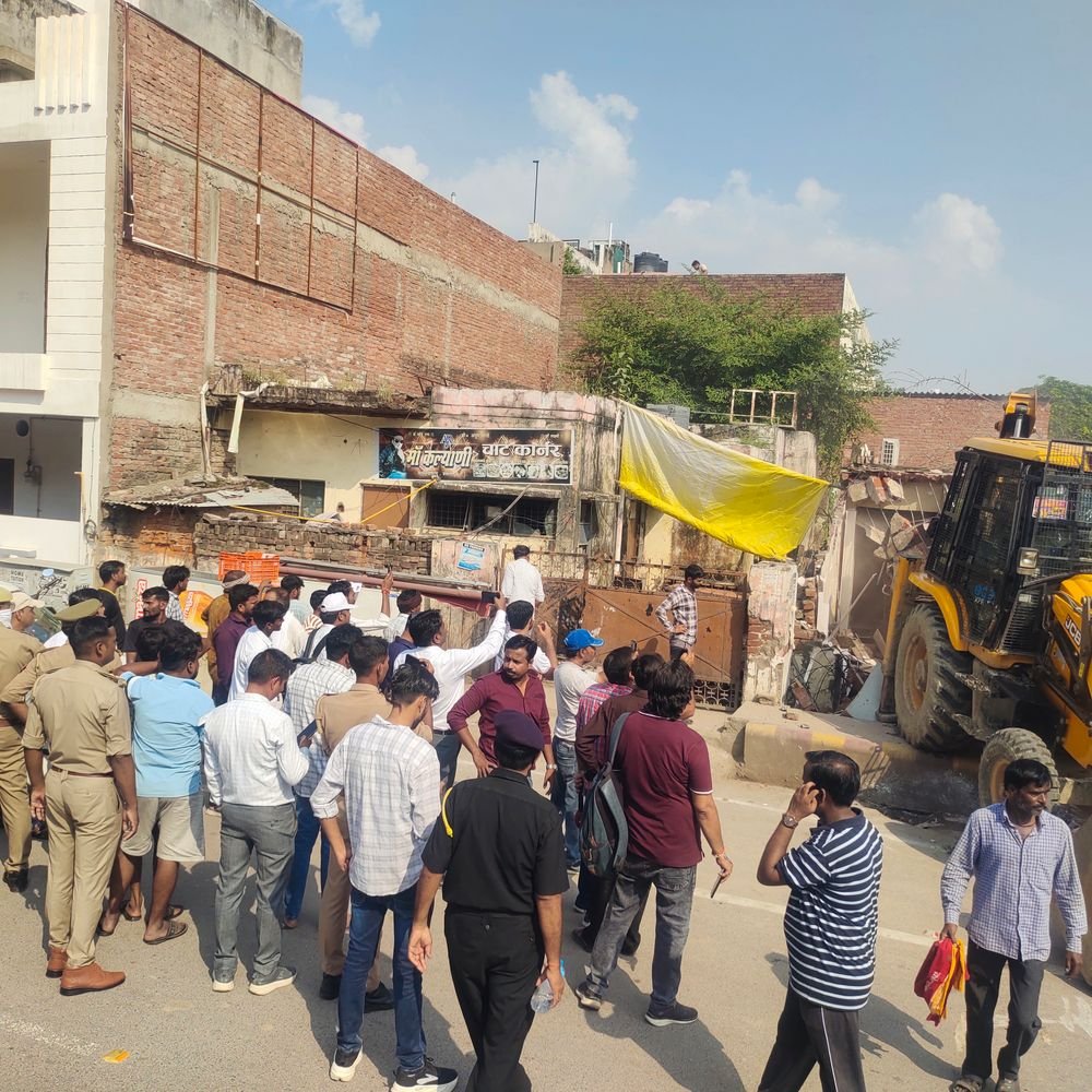 अतीक के फाइनेंसर खालिद-जफर की अवैध ज़मीन पर चला बुलडोजर:PDA की 1500 वर्गमीटर जमीन पर बनी 2 दुकानें गिराईं, विरोध के बीच कार्रवाई पूरी