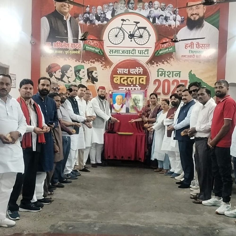 बिजनौर में सपा ने पटेल और नरेंद्र देव की जयंती:मनाई हनी फैसल की अध्यक्षता में कार्यक्रम, चित्रों पर माल्यार्पण