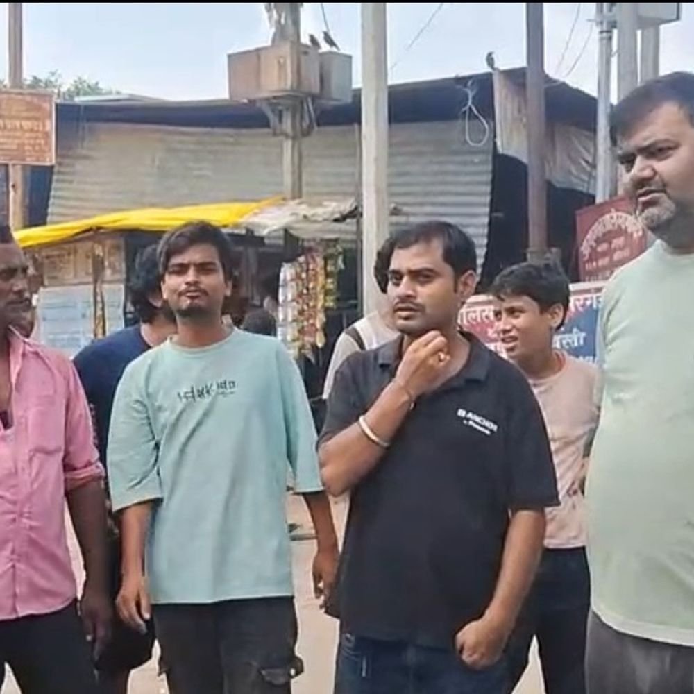 नासिरगंज में दुर्गा विसर्जन यात्रा पर बदहाल सड़क का असर:10 साल से सीमा विवाद में फंसी सड़क, गड्ढे, कीचड़ और लटकते तार भी बने मुसीबत, समाधान की मांग