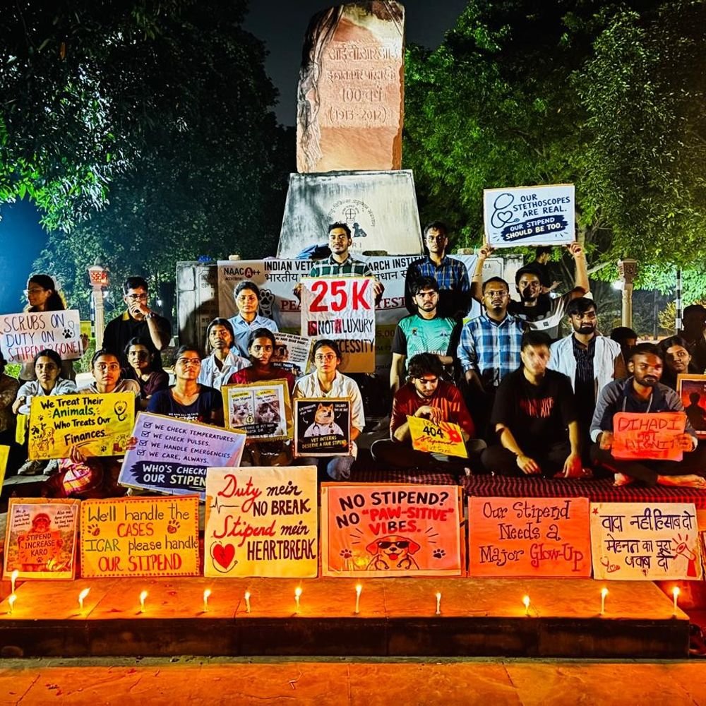 बरेली में IVRI छात्रों का प्रदर्शन:इंटर्नशिप भत्ता 1500 से बढ़ाकर ₹25 हजार करने की मांग