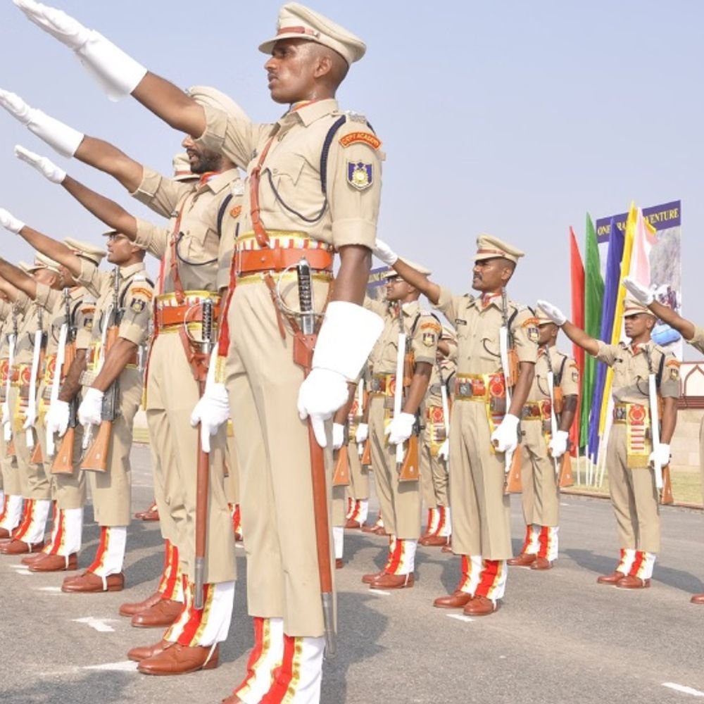 CAPF अफसरों की भर्ती-सेवा का नया कानून लागू:5 सुरक्षा बलों में IPS का डेपुटेशन-प्रमोशन हो सकेगा; इसके खिलाफ सुप्रीम कोर्ट में मामला