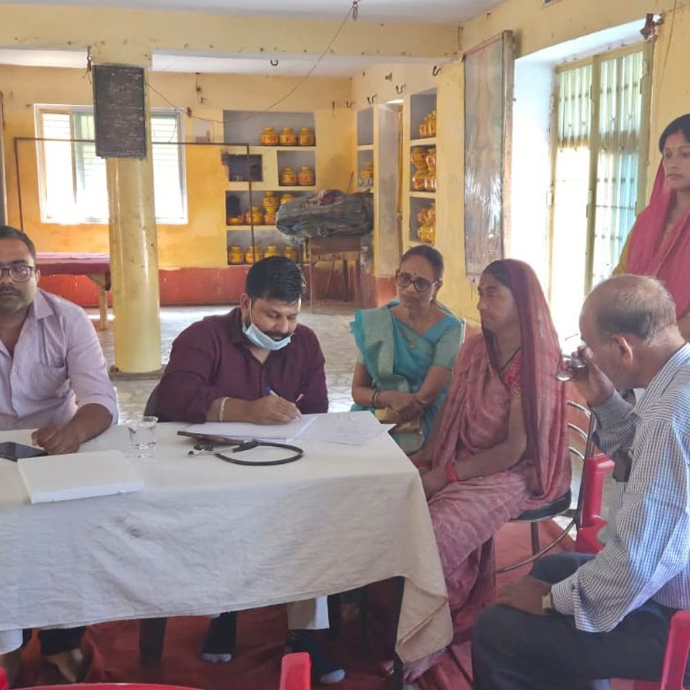 हमीरपुर में स्वास्थ्य जांच शिविर आयोजित:150 मरीजों ने लिया परामर्श, व्यापार मंडल पदाधिकारियों की रही मौजूदगी