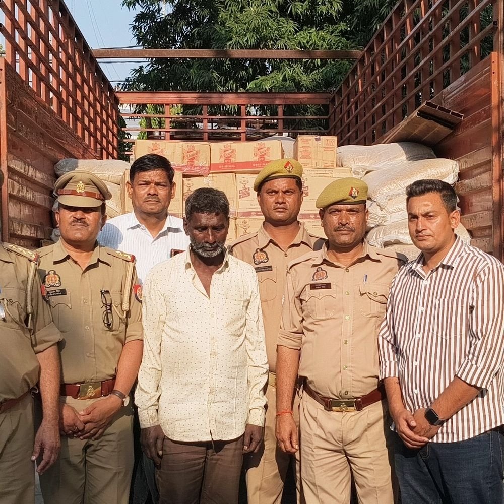 भूसे की आड़ में हो रही थी शराब तस्करी:मैनपुरी में 202 पेटी बरामद, हरियाणा से बिहार जा रही थी