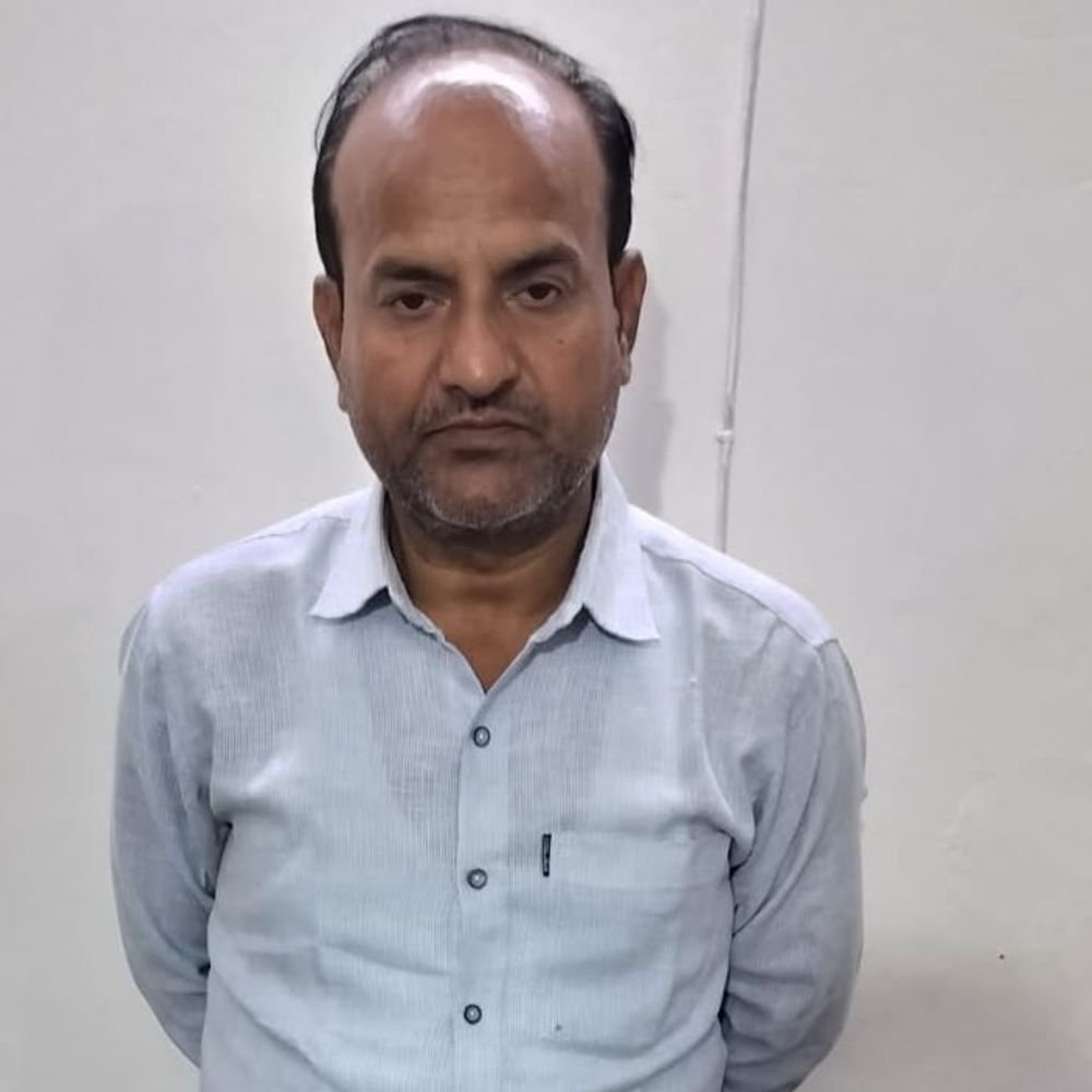 शिकोहाबाद में 30 हजार रुपये की रिश्वत लेते पेशकार गिरफ्तार:चकबंदी के लंबित मामले में पक्ष में फैसला कराने के नाम पर मांगी थी रकम