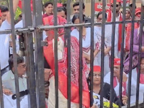 आगरा में CEC के खिलाफ फूटा सपाइयों का आक्रोश:सुभाष पार्क से कलेक्ट्रेट तक जोरदार प्रदर्शन, सांसद हाउस अरेस्ट