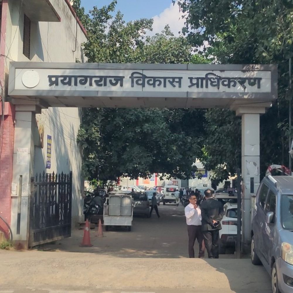 PDA ने 7000 वर्गमीटर की अवैध प्लाटिंग पर चलाया बुलडोजर:प्रयागराज के फाफामऊ के पडिला महादेव मंदिर के पास हुई कार्रवाई