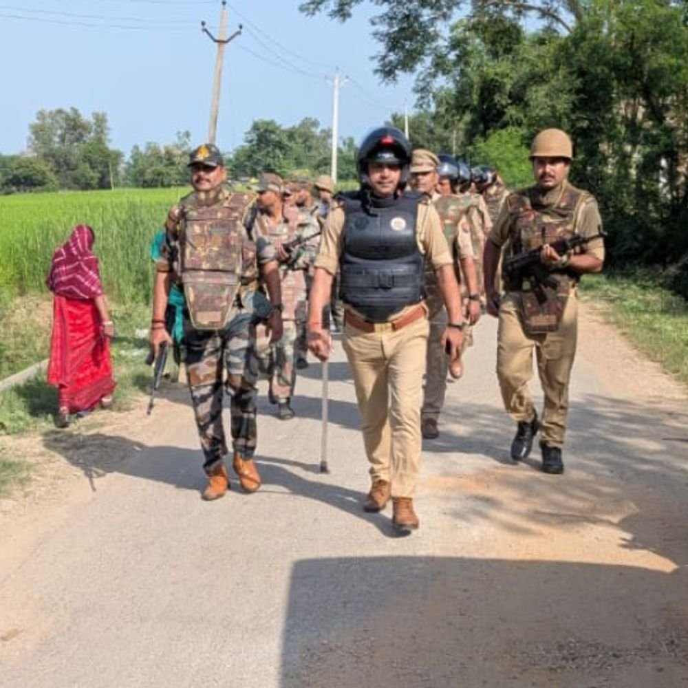 चंदौली में जंगल-पहाड़ों में पुलिस का कॉम्बिंग ऑपरेशन:QRT के साथ देवदत्तपुर-सोनवार में चलाया सर्च अभियान, ग्रामीणों से की चौपाल