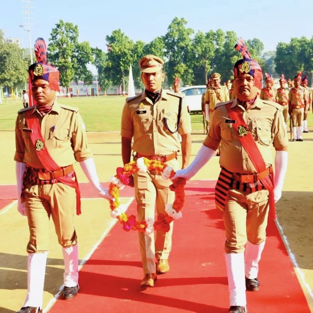 गोंडा में पुलिस स्मृति दिवस पर शहीद पुलिसकर्मियों को श्रद्धांजलि:डीआईजी और एसपी ने पुष्पचक्र अर्पित कर किया नमन, DIG बोले- बलिदान सदैव स्मरणीय रहेगा