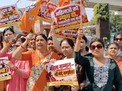 भाजपा महिला मोर्चा का कांग्रेस के खिलाफ प्रदर्शन:आगरा कलेक्ट्रेट पर जोरदार प्रदर्शन, राहुल गांधी के खिलाफ नारेबाजी