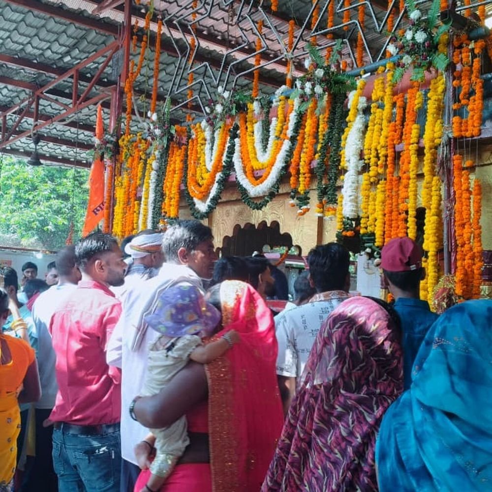 अयोध्या में नवरात्र के दूसरे दिन मां ब्रह्मचारिणी की पूजा:मंदिरों और पंडालों में गूंजे जयकारे, त्याग, संयम और साधना की प्रतीक हैं