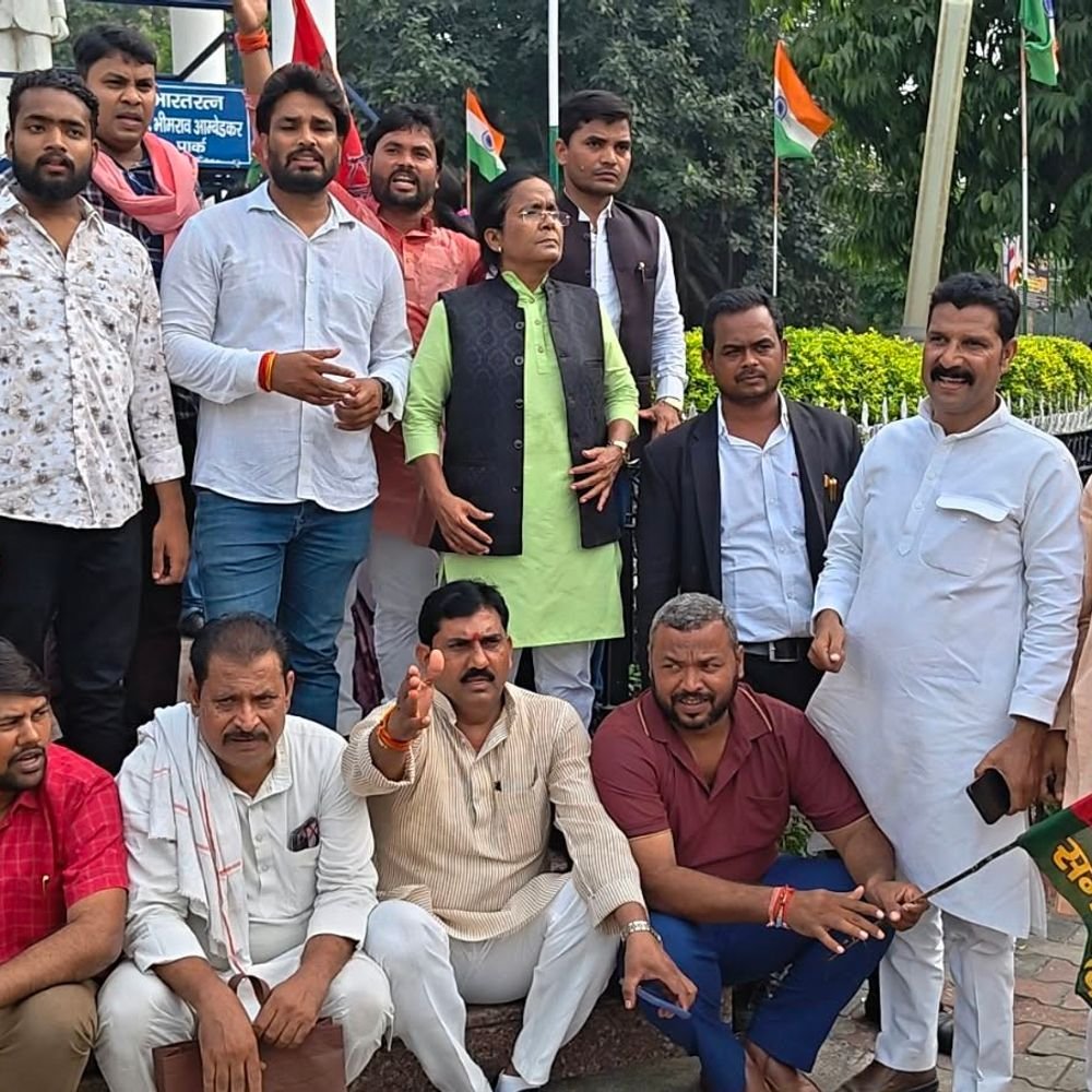 जौनपुर में अखिलेश यादव की गिरफ्तारी पर सपा का प्रदर्शन:कार्यकर्ता अंबेडकर तिराहे पर धरने पर बैठे, ज्ञानेश कुमार के इस्तीफे की मांग