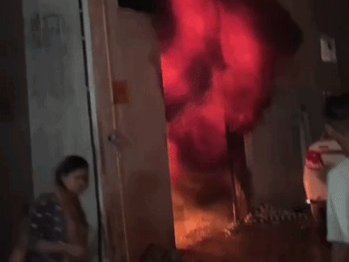 बाइक सवार रिटायर्ड सूबेदार के घर में आग लगाकर फरार:आग में घिरा पिता बच्चों को लेकर कूदा, दोनों पैर टूटे, सीसीटीवी में आरोपी कैद