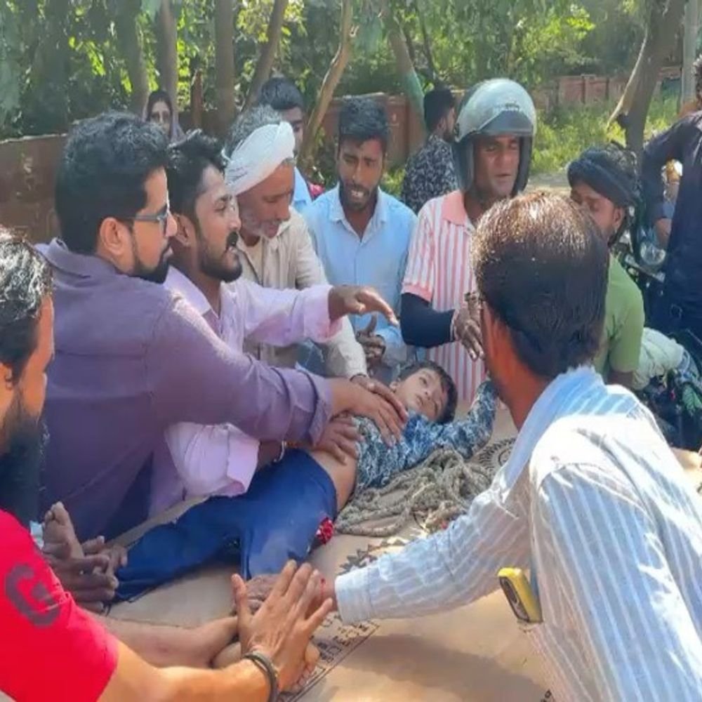 करंट की चपेट में आया मासूम:मथुरा वृंदावन रोड पर हुआ हादसा, गंभीर रूप से हुआ जख्मी