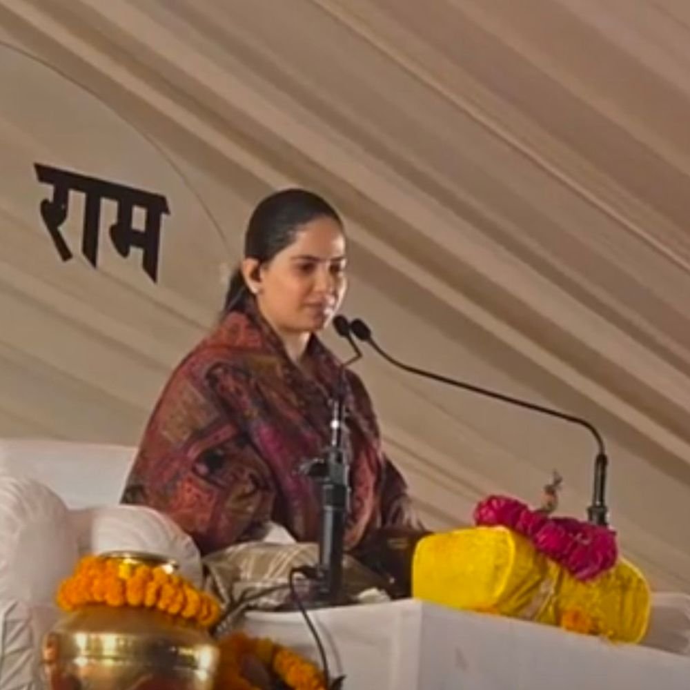खराब मौसम में भी कथा सुनने पहुंचे श्रद्धालु:बलिया में जया किशोरी ने सुनाई भक्त प्रह्लाद की कथा, भजनों पर झूमे लोग