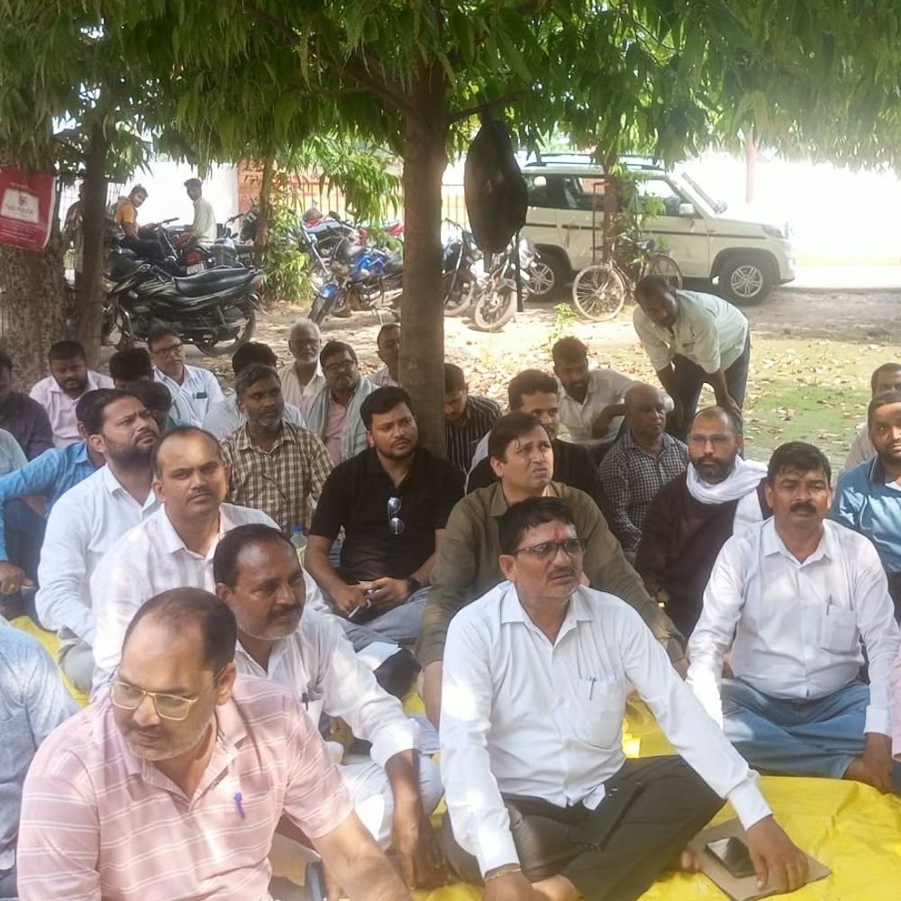 लेखपालों का धरना-प्रदर्शन, 8 सूत्रीय मांगों को लेकर सौंपा ज्ञापन:बलिया में 2800 ग्रेड पे और वेतन विसंगति दूर करने की मांग