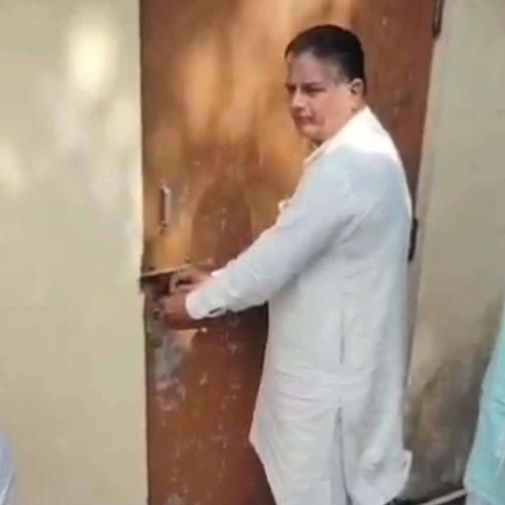 किसानों ने डीसीओ को धरने पर बैठाया:30 साल के गन्ना भुगतान और ब्याज का रिकॉर्ड मांगा, दफ्तर में तालाबंदी की
