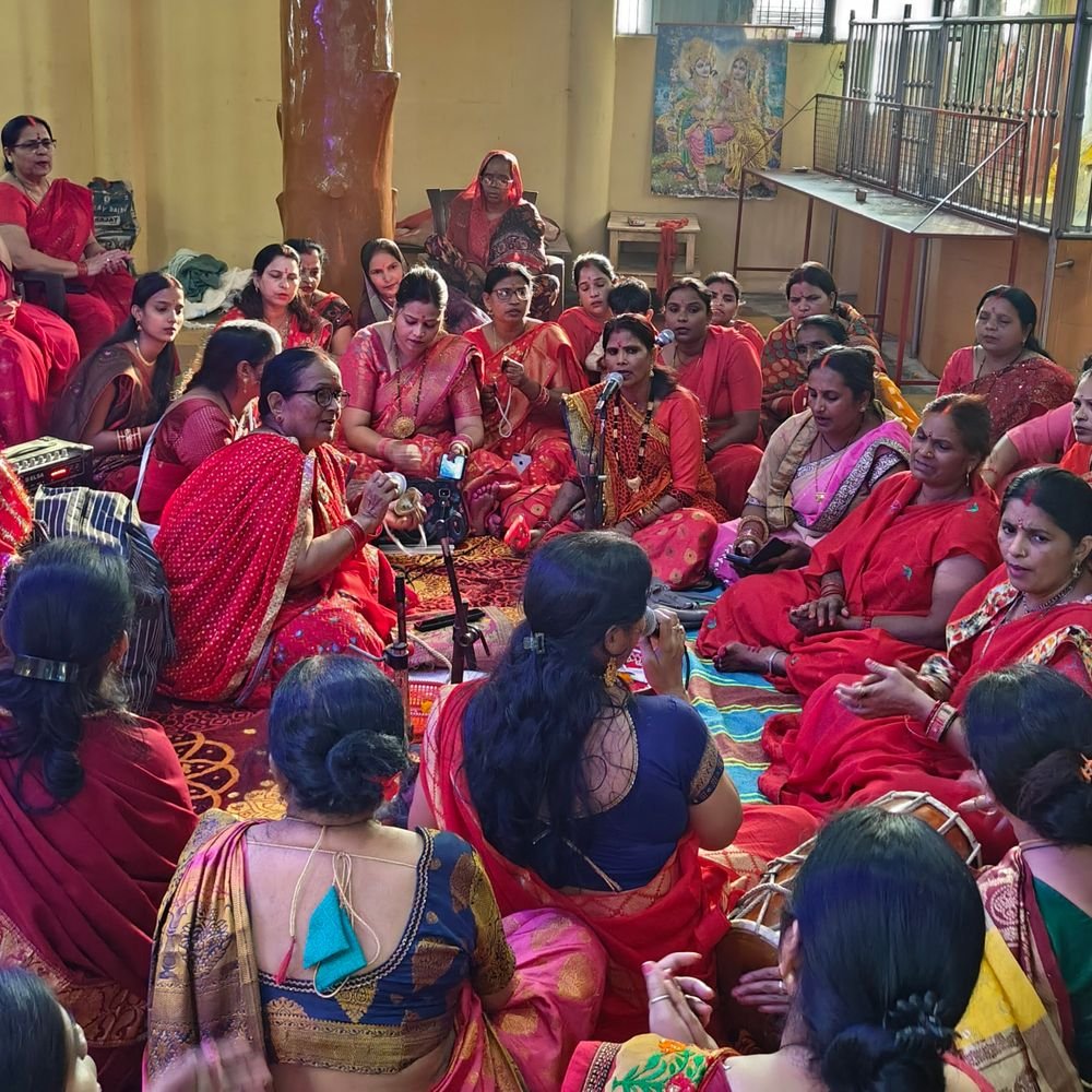 लखनऊ में नवरात्रि पर महिलाओं ने किए भजन-कीर्तन:सातवें दिन सामूहिक नृत्य और भक्ति गीतों से गूंजा मंदिर, 15 साल से जारी परंपरा