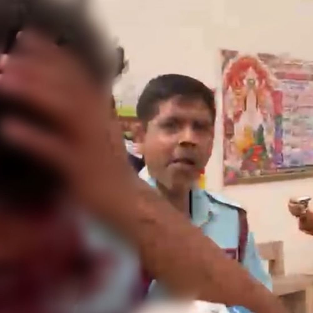 ग्रेटर नोएडा वेस्ट की सोसाइटी में एंट्री को लेकर विवाद:डिलीवरी बॉय ने गार्ड के सिर पर पत्थर मारा; पुलिस ने हिरासत में लिया