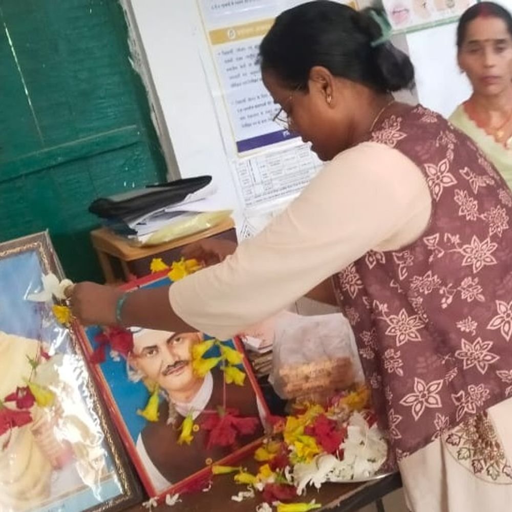 गांधी और शास्त्रीजी को श्रद्धांजलि दी:महुलानी विद्यालय में मनाया जयंती समारोह; महापुरुषों के आदर्शों से परिचित कराया