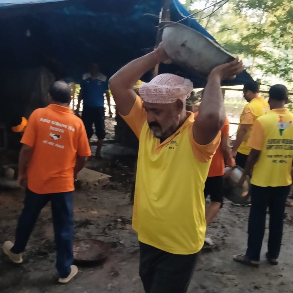 गोमती नदी की जलधारा सामान्य होने पर सफाई अभियान:स्वच्छ पर्यावरण सेना ने हनुमान सेतु के पास झूलेलाल पार्क और अटल घाट पर की सफाई