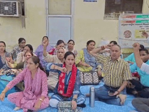 मेरठ में NHM संविदा कर्मचारियों का सीएमओ कार्यालय पर धरना:मांगें पूरी नहीं होने पर अनिश्चितकालीन आंदोलन की चेतावनी