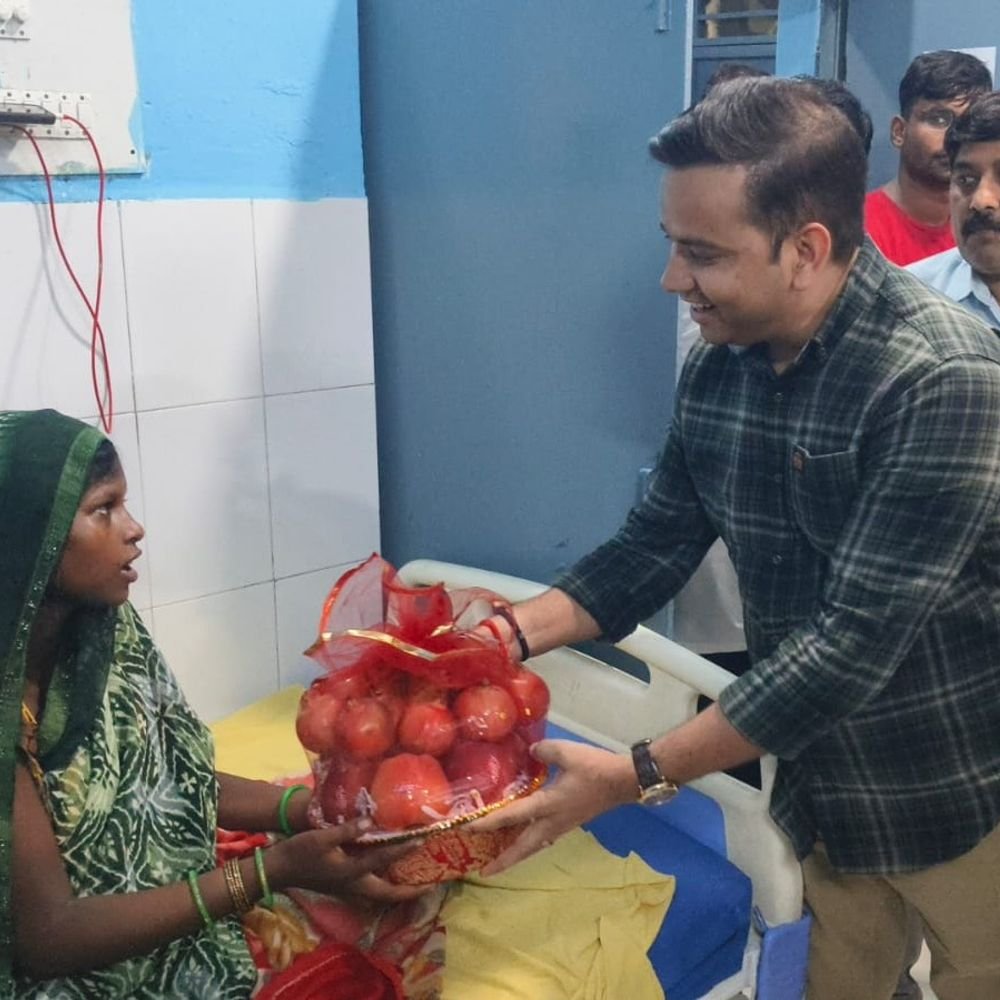 भदोही जिला अस्पताल में प्रसूता-नवजात से मिलने पहुंचे डीएम:5 ग्राम हीमोग्लोबिन वाली गर्भवती को रेफर किया था, अस्पताल गेट पर शुरू हुआ प्रसव