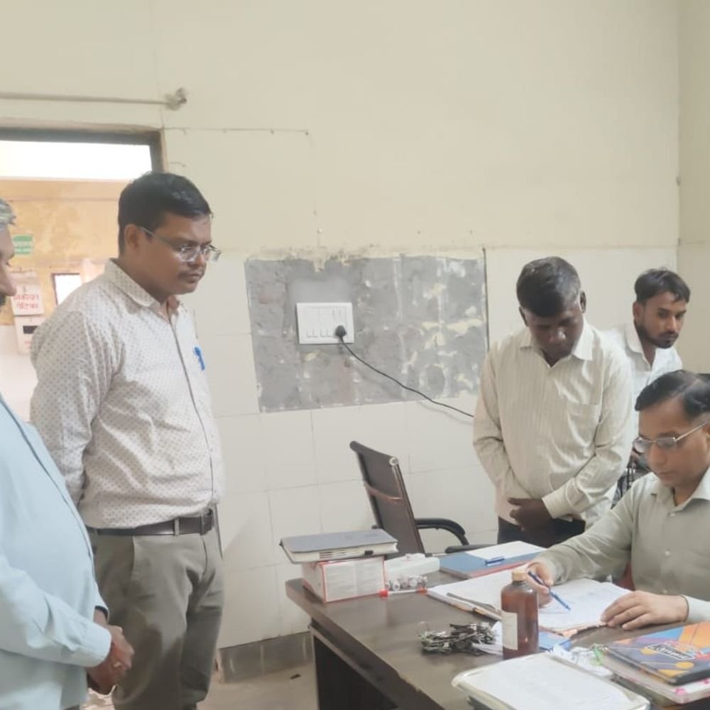 ब्लड बैंक के निरीक्षण में डॉक्टर सहित दो गैरहाजिर:हाथरस में सीएमओ ने दिए वेतन काटने के निर्देश