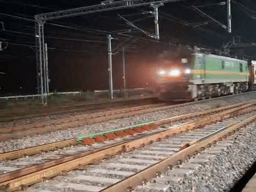 नई दिल्ली-हावड़ा के लिए चलेगी 2 स्पेशल ट्रेन:प्रयागराज जंक्शन पर होगा ठहराव, देखिए समय सारिणी