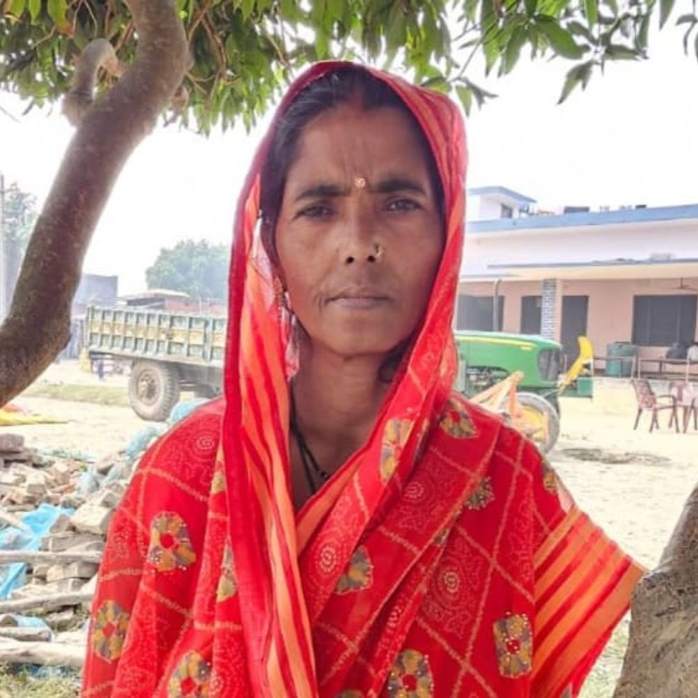 बस्ती में इलाज कराने निकली महिला को ट्रक ने कुचला:बाइक की डिग्गी में मारी टक्कर, सड़क पर गिरी; सिर के ऊपर से गुजरा पहिया