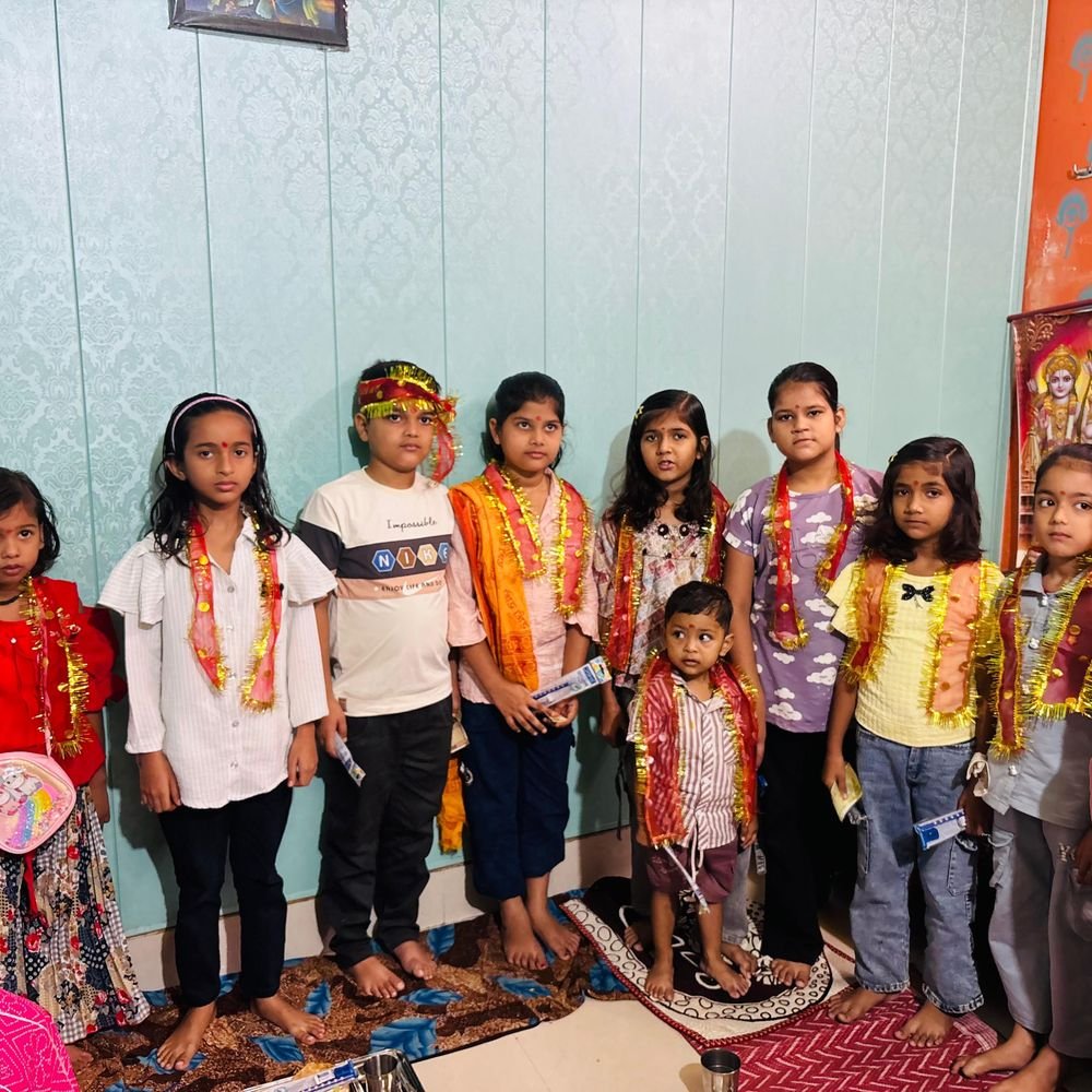 बदायूं में महानवमी पर कन्या भोज आयोजित:श्रद्धालुओं ने बालिकाओं को आमंत्रित कर भोजन कराया, लिया आशीर्वाद