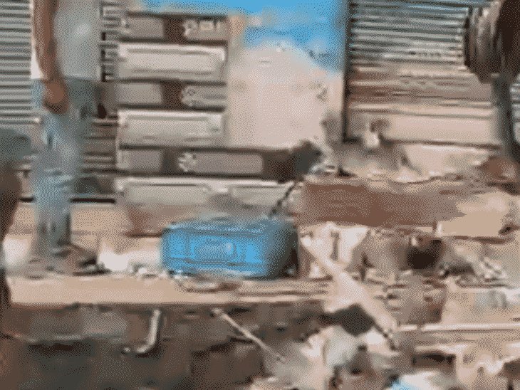दूध की दुकान में घुसकर हमला-तोड़फोड़, VIDEO:शामली के कांधला में जमकर तोड़फोड़, लाखों का नुकसान, 25 लोगों पर मामला दर्ज